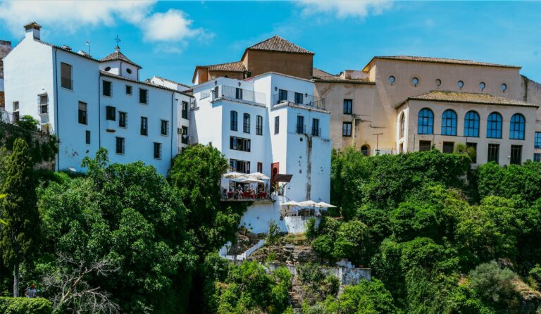 COMPRAVENTA DE UNA VIVIENDA JUNTO A UN BARRANCO: ¿QUÉ DEBEMOS COMPROBAR?